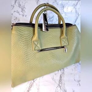 Apollo 1 Duffle Bag in Olive. Tote&Carry